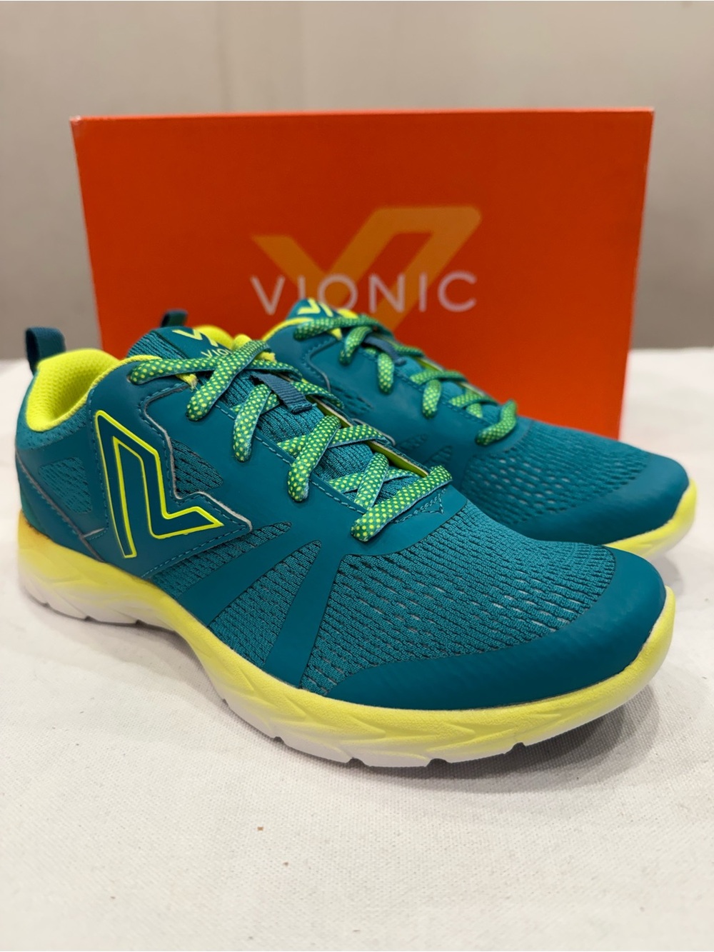 [New with Defects] Vionic Brisk 335 Miles Color Teal Yellow Size 6